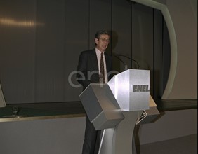 C. Testa al microfono