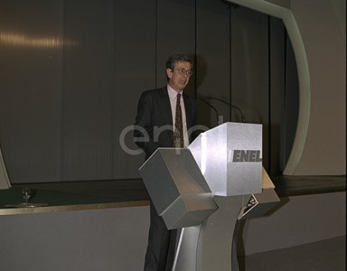 C. Testa al microfono