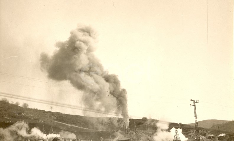 Fabbrica di Larderello. Esplosione di vari soffioni. 1906-1930.