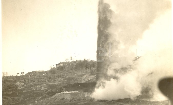 Fabbrica di Larderello. Esplosione di vari soffioni. 1906-1930.
