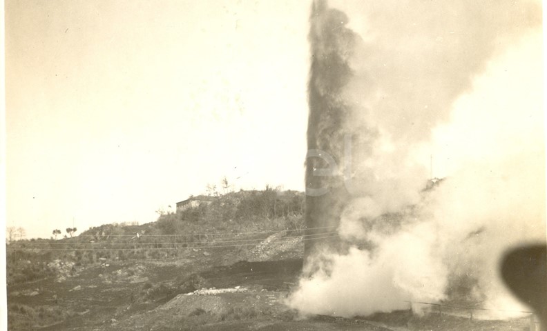 Fabbrica di Larderello. Esplosione di vari soffioni. 1906-1930.