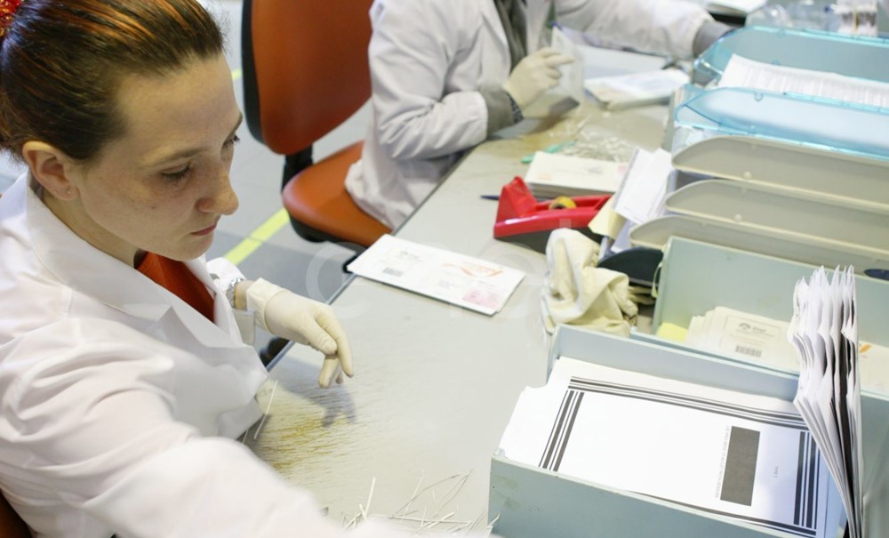 Impiegati al lavoro nel reparto 'Preparazione digitalizzazione' di documenti