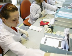 Impiegati al lavoro nel reparto 'Preparazione digitalizzazione' di documenti
