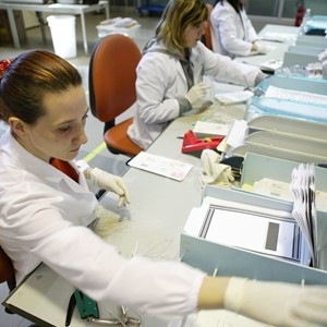 Impiegati al lavoro nel reparto 'Preparazione digitalizzazione' di documenti