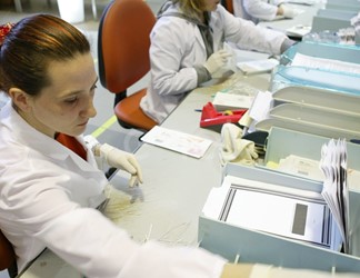Impiegati al lavoro nel reparto 'Preparazione digitalizzazione' di documenti