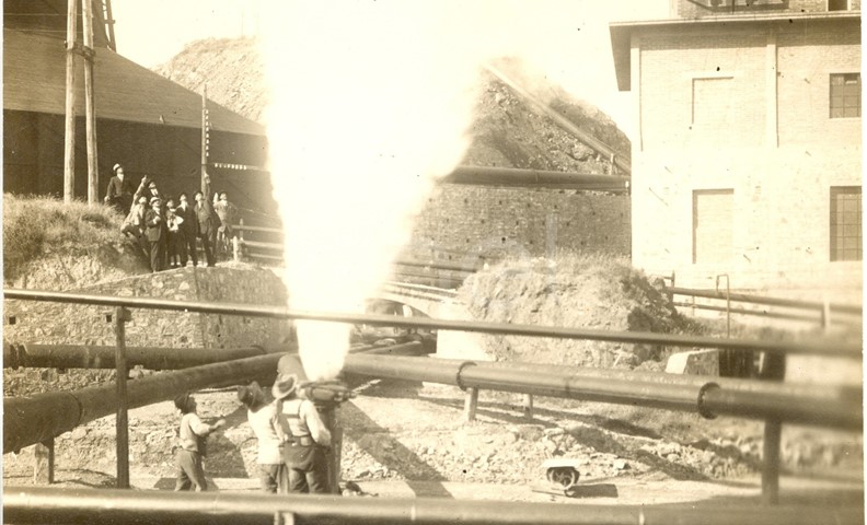 Fabbrica di Larderello. Misurazione soffioni.