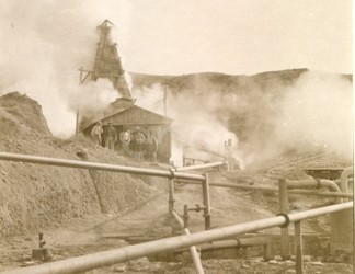 Fabbrica di Larderello. Esplosione di vari soffioni. 1906-1930.