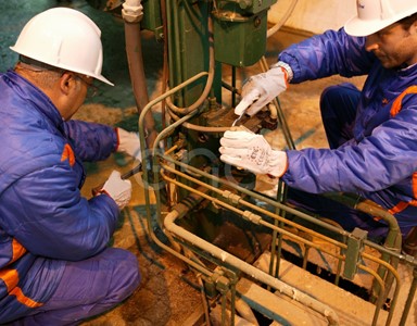 Operazioni di manutenzione e controllo in sala macchine: serraggio bulloneria e chiusura saracinesca