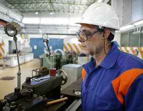 Operaio lavora al tornio all'interno dell'officina della centrale di Sulcis