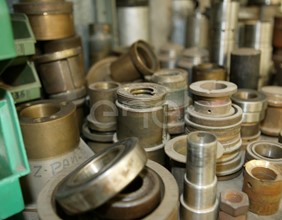 Pezzi meccanici lavorati al tornio all'interno dell'officina della centrale di Sulcis
