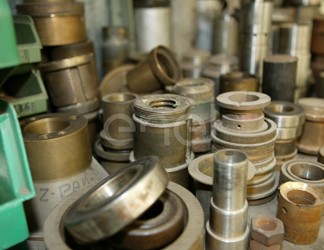 Pezzi meccanici lavorati al tornio all'interno dell'officina della centrale di Sulcis