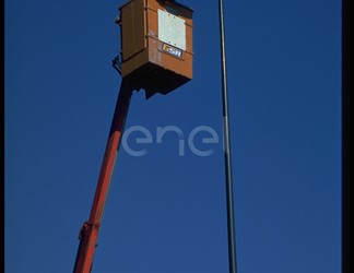 Operaio su piattaforma aerea