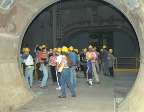 Gruppo di visitatori all'interno della centrale