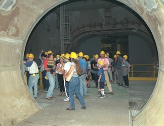 Gruppo di visitatori all'interno della centrale