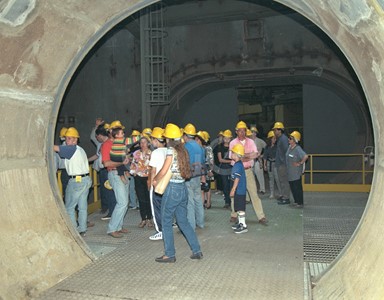 Gruppo di visitatori all'interno della centrale
