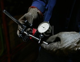 Operazioni di misurazione in sala macchine con strumento di precisione