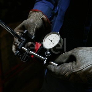 Operazioni di misurazione in sala macchine con strumento di precisione