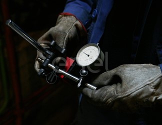 Operazioni di misurazione in sala macchine con strumento di precisione