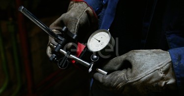 Operazioni di misurazione in sala macchine con strumento di precisione