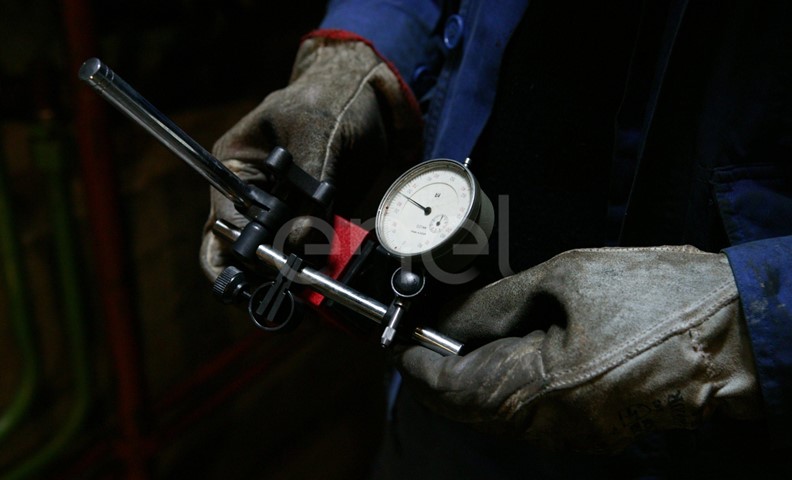 Operazioni di misurazione in sala macchine con strumento di precisione