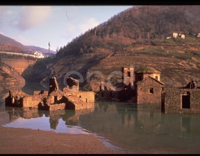 Ruderi paese sommerso e diga