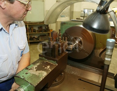 Operaio lavora al tornio all'interno dell'officina della centrale di Sulcis