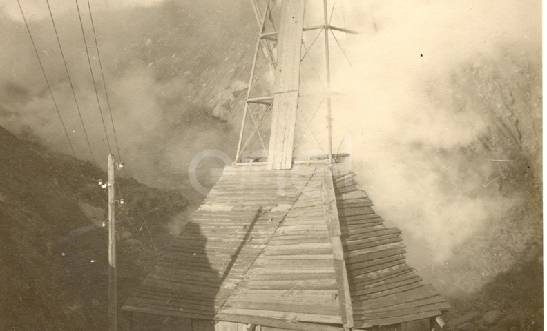 Fabbrica di Larderello. Vari soffioni perforati nel periodo 1897/1930.