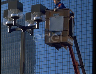 Operaio su piattaforma aerea