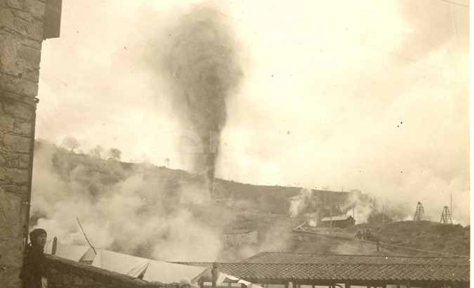 Fabbrica di Larderello. Esplosione di vari soffioni. 1906-1930.