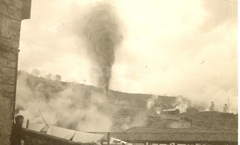 Fabbrica di Larderello. Esplosione di vari soffioni. 1906-1930.