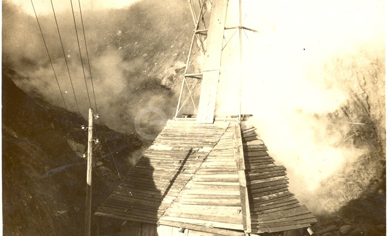 Fabbrica di Larderello. Vari soffioni perforati nel periodo 1897/1930.