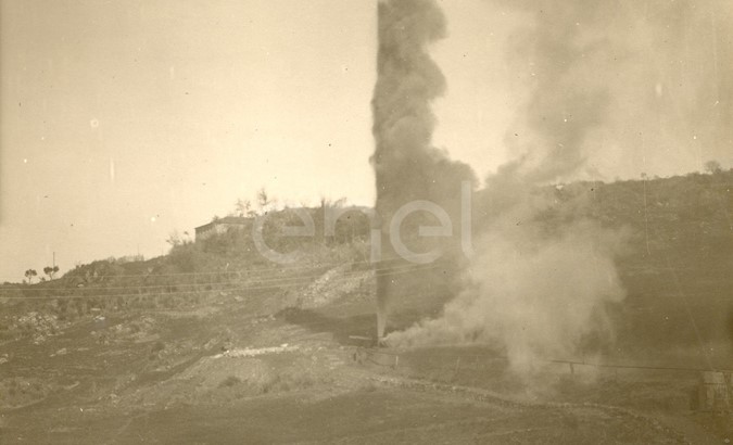 Fabbrica di Larderello. Esplosione di vari soffioni. 1906-1930.
