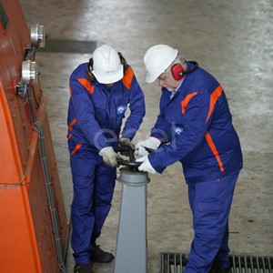 Operai al lavoro in sala macchine