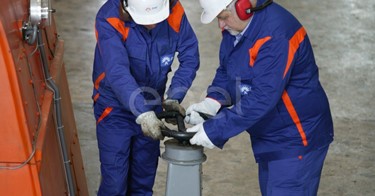 Operai al lavoro in sala macchine