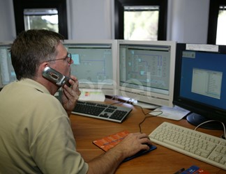 Tecnici in sala controllo e comando della centrale di Verampio