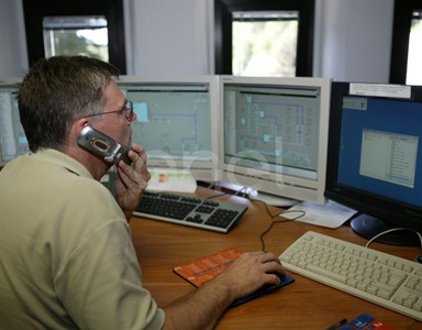 Tecnici in sala controllo e comando della centrale di Verampio
