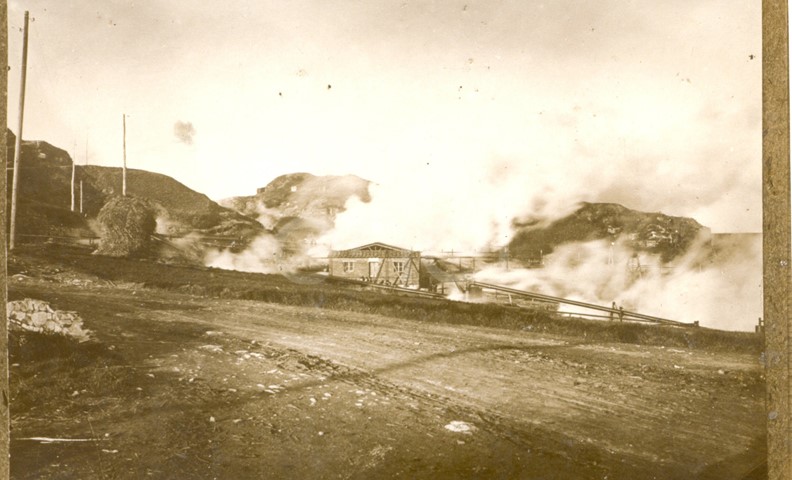 Fabbrica di Larderello. Esplosione di vari soffioni. 1906-1930.