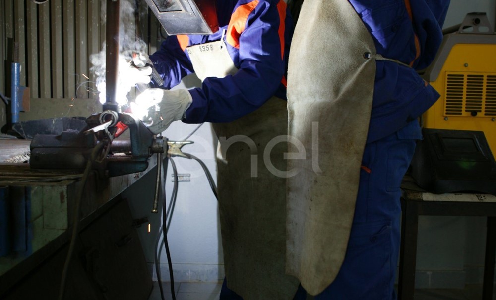 Processo lavorativo di saldatura all'interno dell'officina della centrale di Sulcis