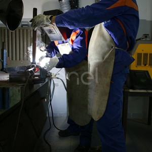 Processo lavorativo di saldatura all'interno dell'officina della centrale di Sulcis