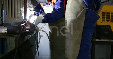 Processo lavorativo di saldatura all'interno dell'officina della centrale di Sulcis