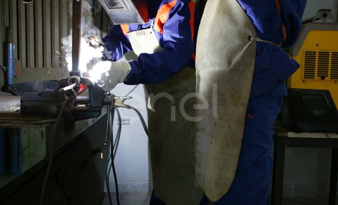 Processo lavorativo di saldatura all'interno dell'officina della centrale di Sulcis