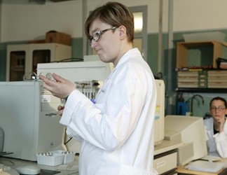 Analisi chimiche in laboratorio: studio del materiale proveniente dai carotaggi nel bacino di larderello