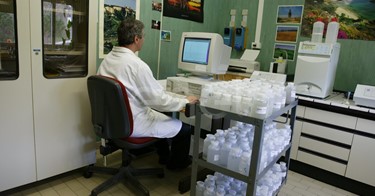 Tecnico al computer all'interno del laboratorio chimico di Larderello