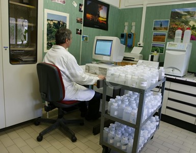 Tecnico al computer all'interno del laboratorio chimico di Larderello