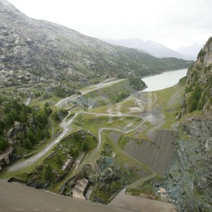 Veduta verso valle dal coronamento della diga di Alpe Gera