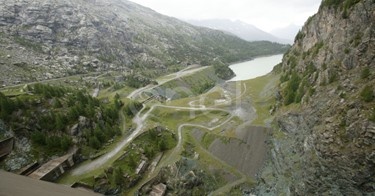 Veduta verso valle dal coronamento della diga di Alpe Gera