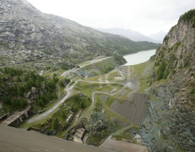 Veduta verso valle dal coronamento della diga di Alpe Gera