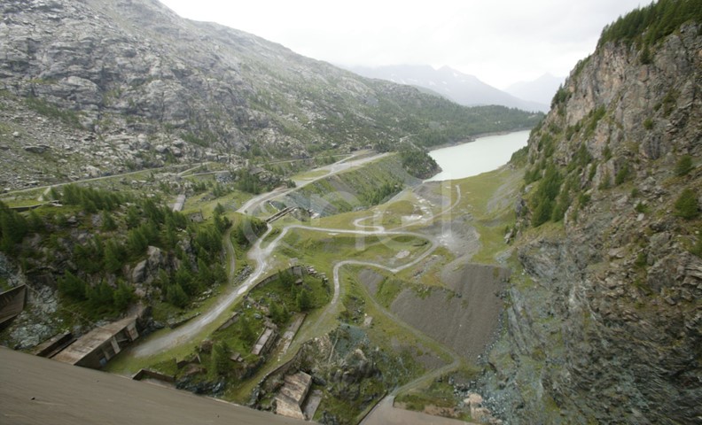 Veduta verso valle dal coronamento della diga di Alpe Gera