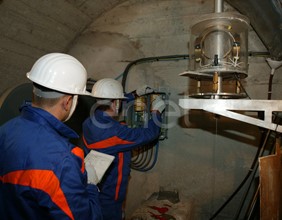 Operazioni di controllo: operai al lavoro su una strumentazione all'interno di un cunicolo della diga di Alpe Gera