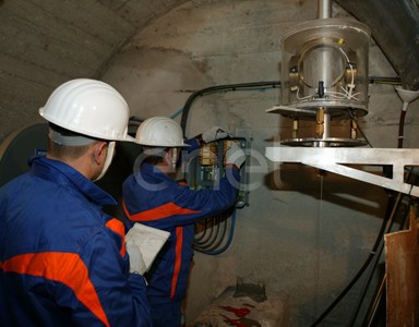 Operazioni di controllo: operai al lavoro su una strumentazione all'interno di un cunicolo della diga di Alpe Gera